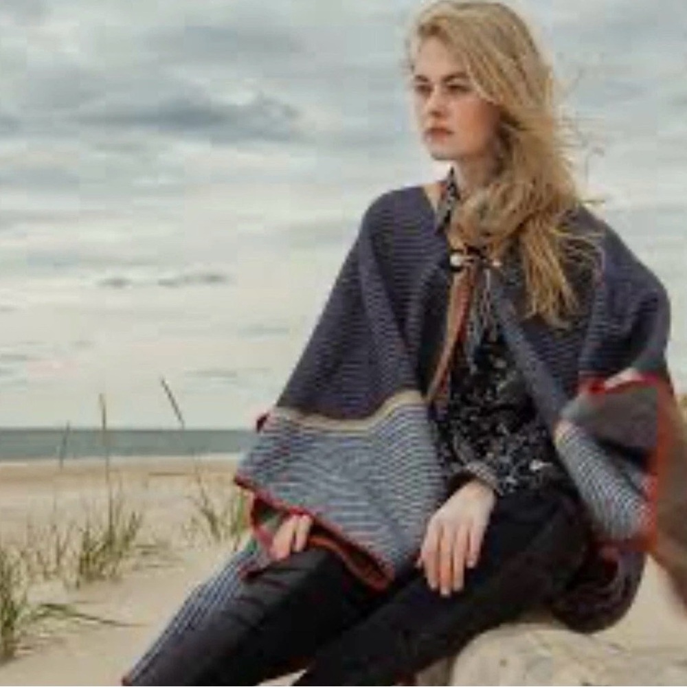 Vince Camuto Cape Poncho Shawl Buckle Front Navy Taupe Striped Knit Wrap
